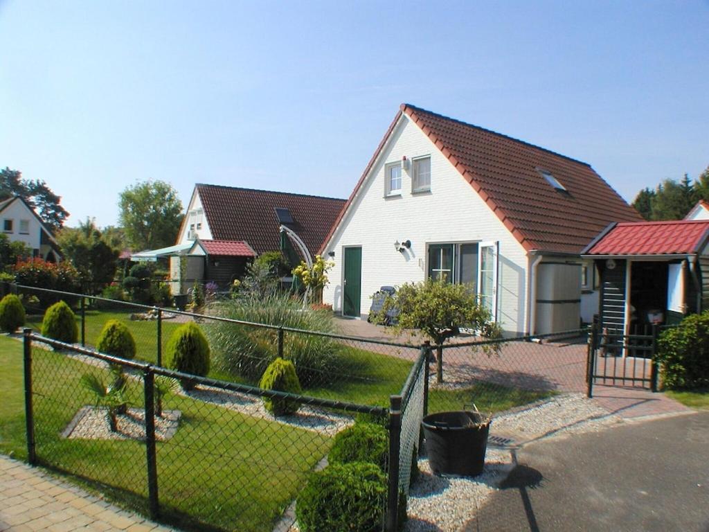 Freistehendes Ferienhaus Am See Naehe Roermond Heel Exterior foto