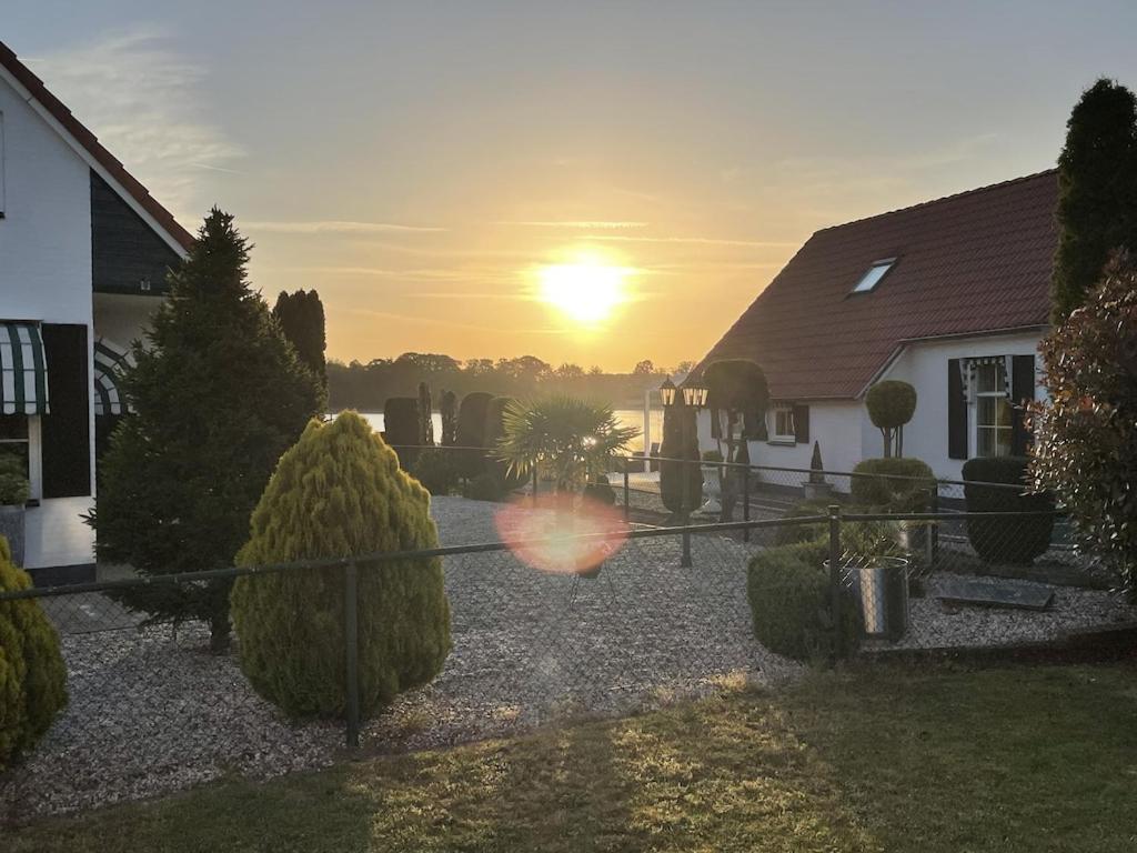 Freistehendes Ferienhaus Am See Naehe Roermond Heel Exterior foto